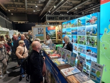 Prospektpräsentation am Messestand Urlaub in Deutschland