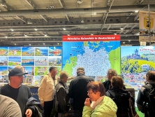 Prospektpräsentation am Messestand Urlaub in Deutschland