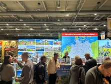 Prospektpräsentation am Messestand Urlaub in Deutschland