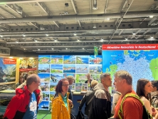 Prospektpräsentation am Messestand Urlaub in Deutschland