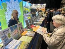 Prospektpräsentation am Messestand Urlaub in Deutschland