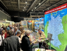 Prospektpräsentation am Messestand Urlaub in Deutschland