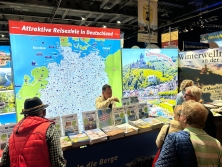 Prospektpräsentation am Messestand Urlaub in Deutschland