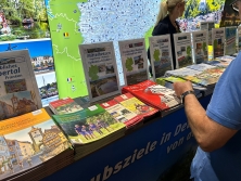 Prospektpräsentation am Messestand Urlaub in Deutschland