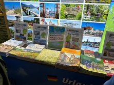 Prospektpräsentation am Messestand Urlaub in Deutschland