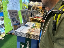 Prospektpräsentation am Messestand Urlaub in Deutschland