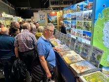 Prospektpräsentation am Messestand Urlaub in Deutschland