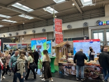 Messestand Urlaub in den Alpen und direkt daneben Urlaub in Deutschland