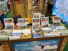 Prospektpräsentation am Messestand Urlaub in den Alpen