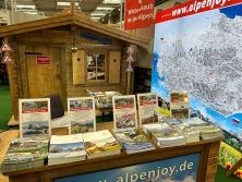 Prospektpräsentation am Messestand Urlaub in den Alpen