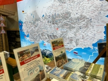 Prospektpräsentation am Messestand Urlaub in den Alpen