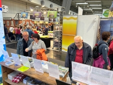 Prospektpräsentation am Messestand Urlaub in den Alpen