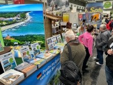 Prospektpräsentation am Messestand Urlaub in Deutschland