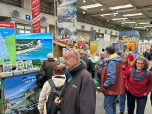 Prospektpräsentation am Messestand Urlaub in Deutschland