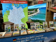 Prospektpräsentation am Messestand Urlaub in Deutschland