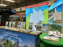 Prospektpräsentation am Messestand Urlaub in Deutschland