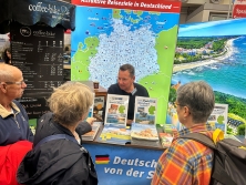 Prospektpräsentation am Messestand Urlaub in Deutschland