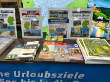 Prospektpräsentation am Messestand Urlaub in Deutschland