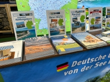 Prospektpräsentation am Messestand Urlaub in Deutschland