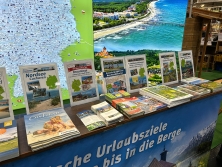 Prospektpräsentation am Messestand Urlaub in Deutschland