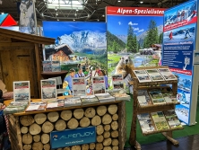 Prospektpräsentation am Messestand Urlaub in den Alpen