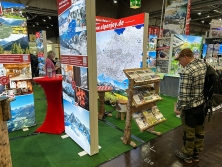 Prospektpräsentation am Messestand Urlaub in den Alpen