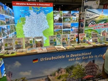 Prospektpräsentation am Messestand Urlaub in Deutschland