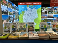 Prospektpräsentation am Messestand Urlaub in Deutschland