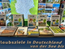 Prospektpräsentation am Messestand Urlaub in Deutschland