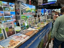 Prospektpräsentation am Messestand Urlaub in Deutschland