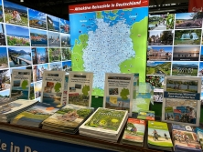 Prospektpräsentation am Messestand Urlaub in Deutschland