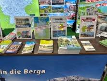 Prospektpräsentation am Messestand Urlaub in Deutschland