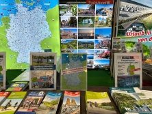 Prospektpräsentation am Messestand Urlaub in Deutschland