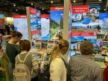 Prospektpräsentation am Messestand Urlaub in den Alpen L8