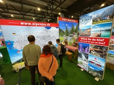 Große Alpenkarte am Messestand