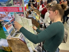 Prospektpräsentation am Messestand Urlaub in den Alpen L8