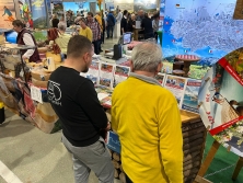 Prospektpräsentation am Messestand Urlaub in den Alpen L8