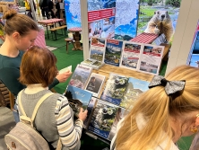 Prospektpräsentation am Messestand Urlaub in den Alpen L8