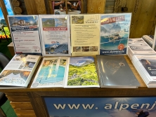 Prospektpräsentation am Messestand Urlaub in den Alpen N8