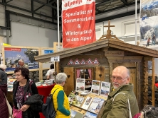 Prospektpräsentation am Messestand Urlaub in den Alpen N8