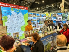 Prospektpräsentation am Messestand Urlaub in Deutschland