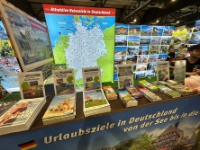 Prospektpräsentation am Messestand Urlaub in Deutschland