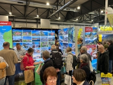 Prospektpräsentation am Messestand Urlaub in Deutschland