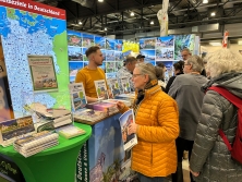 Prospektpräsentation am Messestand Urlaub in Deutschland