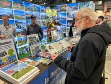 Prospektpräsentation am Messestand Urlaub in Deutschland