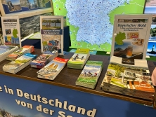 Prospektpräsentation am Messestand Urlaub in Deutschland