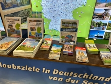 Prospektpräsentation am Messestand Urlaub in Deutschland