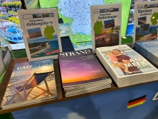 Prospektpräsentation am Messestand Urlaub in Deutschland