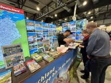 Prospektpräsentation am Messestand Urlaub in Deutschland