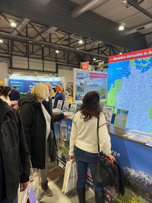 Prospektpräsentation am Messestand Urlaub in Deutschland